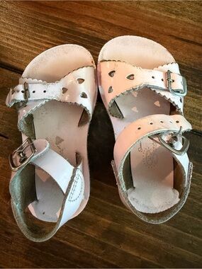 Sun San Girls Pale Pink Heart Cutout Leather Sandals, size 6, play condition.